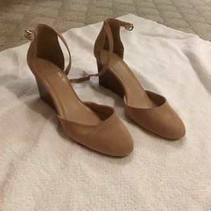 Closed toe, short wedge shoe